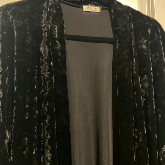 Like new Gorgeous Elegant Black Velvet Robe - Picture 2 of 6